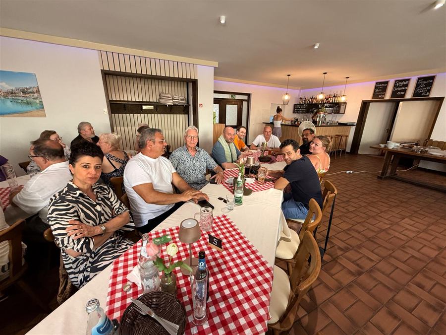 Mitglieder an einem Tisch